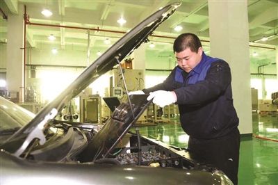 高新区企业中科泰能研发的镍电池广泛应用于不同类型的车辆 记者